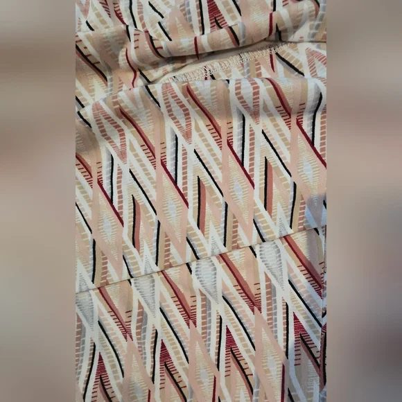 White House Black Market Diamond Pattern Tank Top Size Medium - Picture 2 of 7